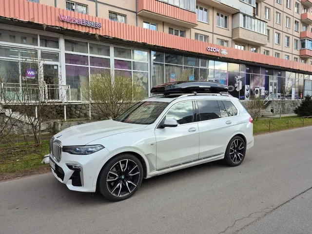 Чёрный автобокс ENROAD Nomadix Pro XXL Slim-450 на BMW X7 — общий вид автомобиля с установленным автобоксом