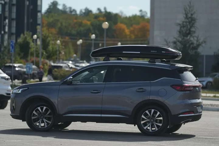 Чёрный автобокс ENROAD Nomadix Pro XL Slim 400-E на Chery Tiggo 7 — общий вид автомобиля с установленным автобоксом