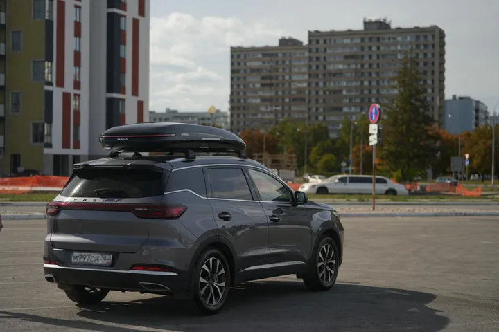 Чёрный автобокс ENROAD Nomadix Pro XL Slim 400-E на Chery Tiggo 7 — вид автомобиля с установленным автобоксом, другой ракурс