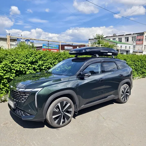 Чёрный автобокс ENROAD Nomadix Pro XL Slim 400-E на Geely Atlas — вид автомобиля с установленным автобоксом, другой ракурс