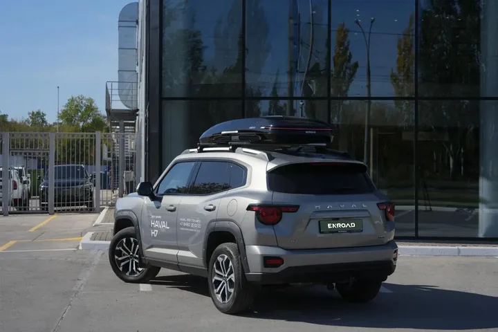 ENROAD на Haval H7: автобокс ENROAD Nomadix Pro XL Slim 400-E, цвет «Чёрный» — дополнительный ракурс автомобиля с установленным автобоксом