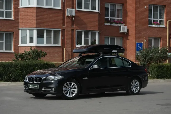 Чёрный автобокс ENROAD Nomadix Pro XL Slim 400-E на BMW 5 Series — общий вид автомобиля с установленным автобоксом