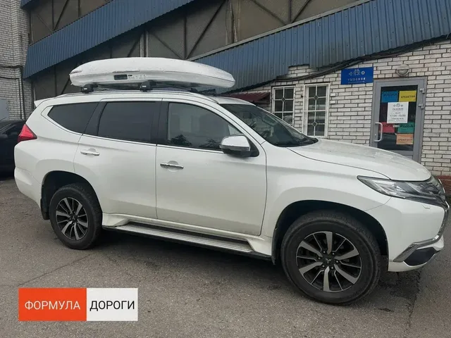 Белый автобокс ENROAD Nomadix Pro XL Slim 400-E на Mitsubishi Pajero Sport — общий вид автомобиля с установленным автобоксом