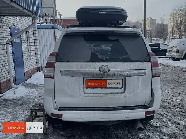 Автобокс для Toyota Land Cruiser Prado 150 — ENROAD Nomadix Pro XL Slim 400, цвет «Чёрный» — вид автомобиля с установленным автобоксом