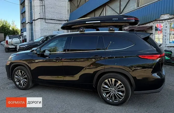 Бокс на крышу ENROAD Nomadix Pro XXL Slim 450-E для Toyota Highlander, цвет «Чёрный» — общий ракурс автомобиля с установленным автобоксом