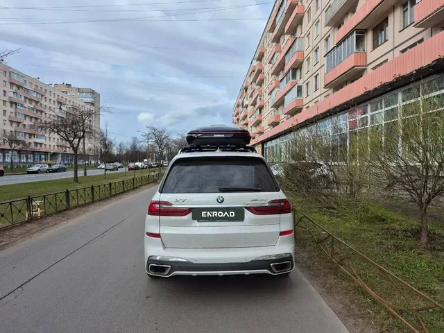 Автобокс для BMW X7 — ENROAD Nomadix Pro XXL Slim-450, цвет «Чёрный» — вид автомобиля с установленным автобоксом