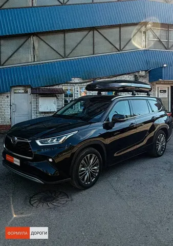 ENROAD на Toyota Highlander: автобокс ENROAD Nomadix Pro XXL Slim 450-E, цвет «Чёрный» — дополнительный ракурс автомобиля с установленным автобоксом