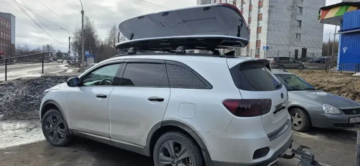ENROAD на Kia Sorento Prime: автобокс ENROAD Nomadix Pro XXL Slim 450-E, цвет «Чёрный» — дополнительный ракурс автомобиля с установленным автобоксом