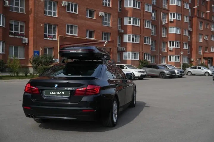 Автобокс для BMW 5 Series — ENROAD Nomadix Pro XL Slim 400-E, цвет «Чёрный» — вид автомобиля с установленным автобоксом
