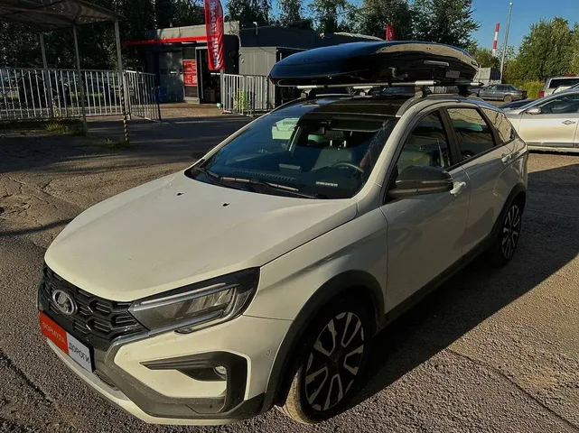 ENROAD на Lada VESTA SW: автобокс ENROAD Nomadix Pro XL Slim 400-E, цвет «Чёрный» — дополнительный ракурс автомобиля с установленным автобоксом