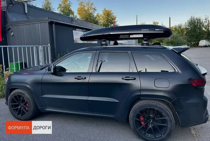 Бокс на крышу ENROAD Nomadix Pro XL Slim 400 для Jeep Grand Cherokee, цвет «Чёрный» — общий ракурс автомобиля с установленным автобоксом