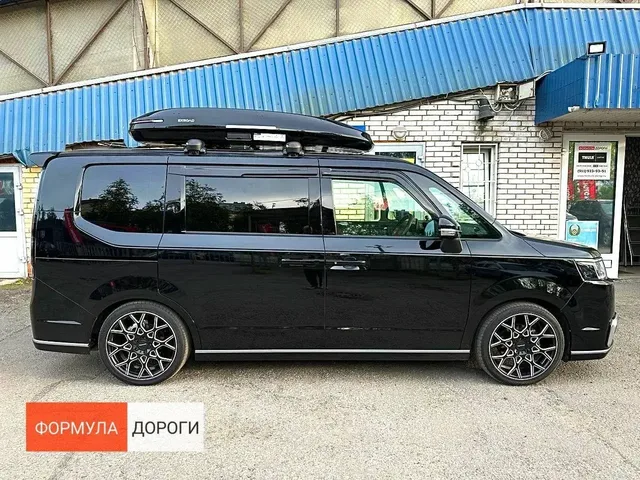 Бокс на крышу ENROAD Nomadix Pro XL Slim 400-E для Honda STEPWGN, цвет «Чёрный» — общий ракурс автомобиля с установленным автобоксом