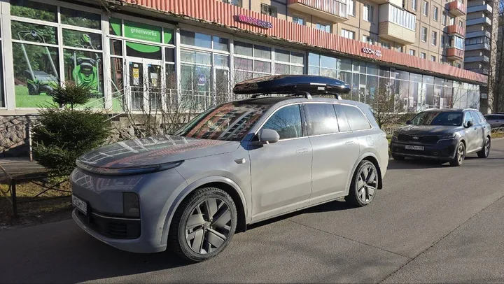 Чёрный автобокс ENROAD Nomadix Pro XXL Slim-450 на Lixiang L9 — вид автомобиля с установленным автобоксом, другой ракурс