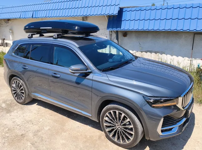 Бокс на крышу ENROAD Nomadix Pro XL Slim 400-E для Geely Monjaro, цвет «Чёрный» — общий ракурс автомобиля с установленным автобоксом