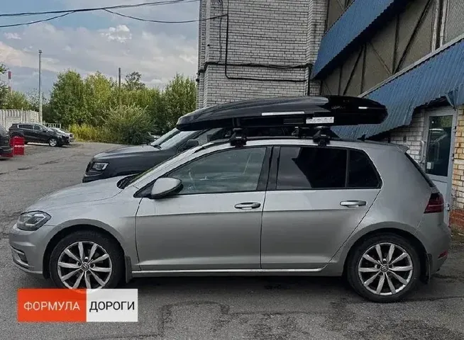 ENROAD на Volkswagen Golf: автобокс ENROAD Nomadix Pro XL Slim 400, цвет «Чёрный» — дополнительный ракурс автомобиля с установленным автобоксом