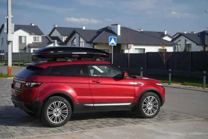 Чёрный автобокс ENROAD Nomadix Pro XL Slim 400-E на LandRover Range Rover Evoque — вид автомобиля с установленным автобоксом, другой ракурс