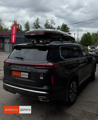 Чёрный автобокс ENROAD Nomadix Pro XXL Slim 450-E на Exeed VX — вид автомобиля с установленным автобоксом, другой ракурс