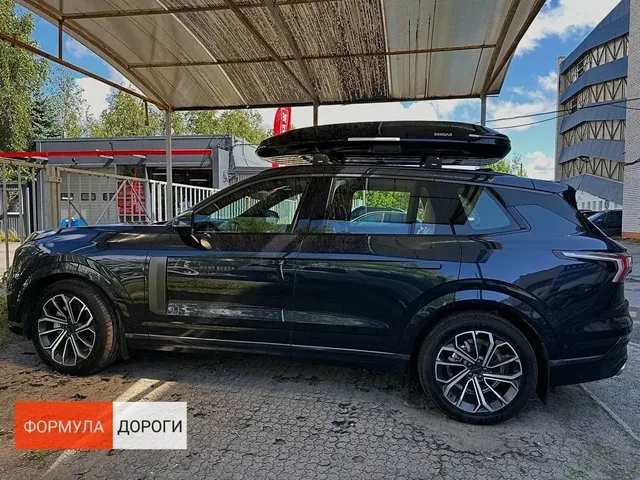 ENROAD на LYNK & CO 09: автобокс ENROAD Nomadix Pro XL Slim 400-E, цвет «Чёрный» — дополнительный ракурс автомобиля с установленным автобоксом