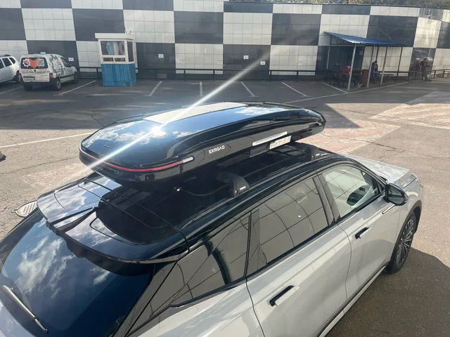 Чёрный автобокс ENROAD Nomadix Pro XL Slim 400-E на Exeed RX — вид автомобиля с установленным автобоксом, другой ракурс