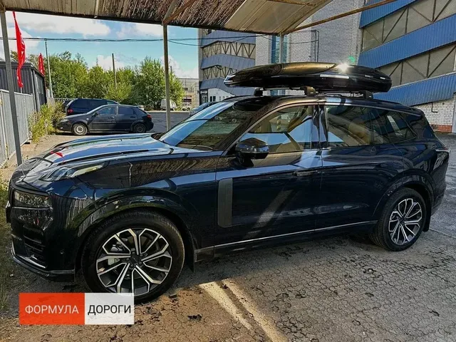 Бокс на крышу ENROAD Nomadix Pro XL Slim 400-E для LYNK & CO 09, цвет «Чёрный» — общий ракурс автомобиля с установленным автобоксом
