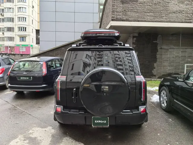 Чёрный автобокс ENROAD Nomadix Pro XXL Slim 450-E на ROX 01 — вид автомобиля с установленным автобоксом, другой ракурс