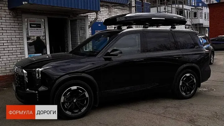ENROAD на Gac GS8: автобокс ENROAD Nomadix Pro XXL Slim-450, цвет «Чёрный» — дополнительный ракурс автомобиля с установленным автобоксом