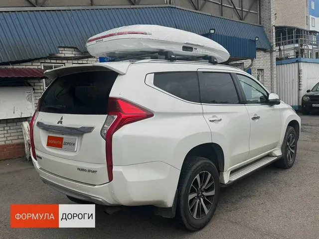 ENROAD на Mitsubishi Pajero Sport: автобокс ENROAD Nomadix Pro XL Slim 400-E, цвет «Белый» — дополнительный ракурс автомобиля с установленным автобоксом