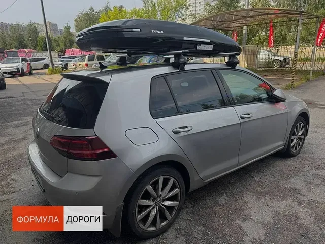 Чёрный автобокс ENROAD Nomadix Pro XL Slim 400 на Volkswagen Golf — общий вид автомобиля с установленным автобоксом
