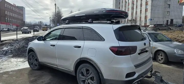 Бокс на крышу ENROAD Nomadix Pro XXL Slim 450-E для Kia Sorento Prime, цвет «Чёрный» — общий ракурс автомобиля с установленным автобоксом