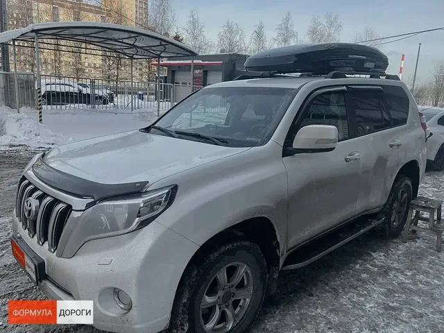 Чёрный автобокс ENROAD Nomadix Pro XL Slim 400 на Toyota Land Cruiser Prado 150 — общий вид автомобиля с установленным автобоксом