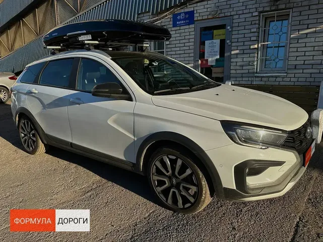Чёрный автобокс ENROAD Nomadix Pro XL Slim 400-E на Lada VESTA SW — общий вид автомобиля с установленным автобоксом
