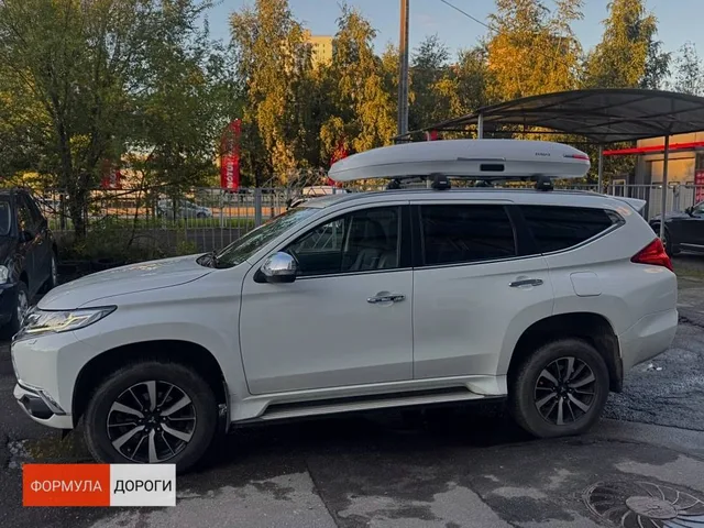 Чёрный автобокс ENROAD Nomadix Pro XL Slim 400-E на Mitsubishi Pajero Sport — общий вид автомобиля с установленным автобоксом