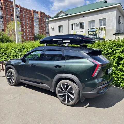ENROAD на Geely Atlas: автобокс ENROAD Nomadix Pro XL Slim 400-E, цвет «Чёрный» — дополнительный ракурс автомобиля с установленным автобоксом