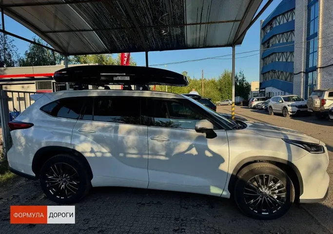 ENROAD на Toyota Highlander: автобокс ENROAD Nomadix Pro XXL Slim 450-E, цвет «Чёрный» — дополнительный ракурс автомобиля с установленным автобоксом