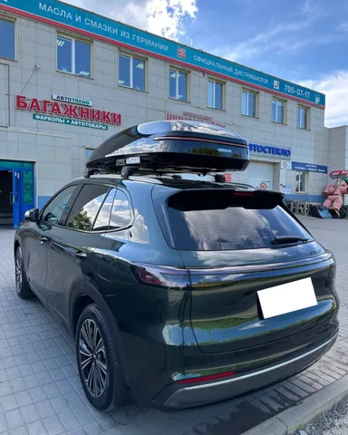 Бокс на крышу ENROAD Nomadix Pro XL 500-E для Geely EX5 EM-i, цвет «Чёрный» — общий ракурс автомобиля с установленным автобоксом
