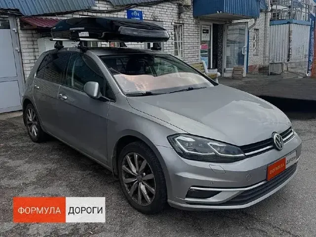 Чёрный автобокс ENROAD Nomadix Pro XL Slim 400 на Volkswagen Golf — вид автомобиля с установленным автобоксом, другой ракурс