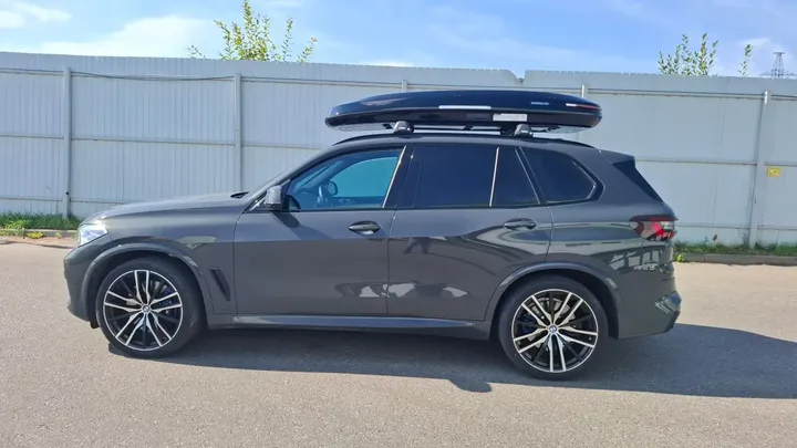 Автобокс для BMW X5 — ENROAD Nomadix Pro XXL Slim 450-E, цвет «Чёрный» — вид автомобиля с установленным автобоксом
