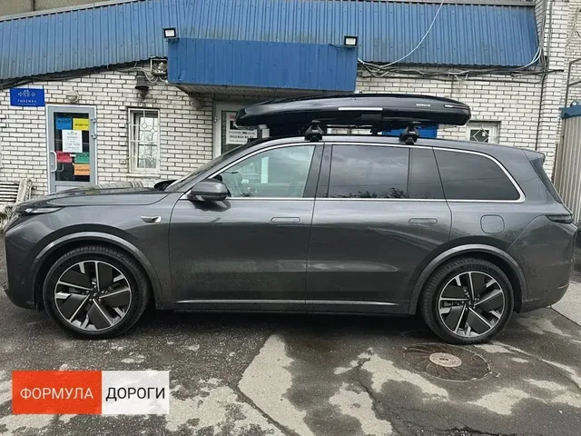 Чёрный автобокс ENROAD Nomadix Pro XXL Slim 450-E на Lixiang L9 — общий вид автомобиля с установленным автобоксом