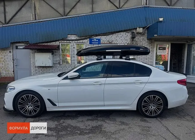 Чёрный автобокс ENROAD Nomadix Pro XL Slim 400 на BMW 3 Series — общий вид автомобиля с установленным автобоксом