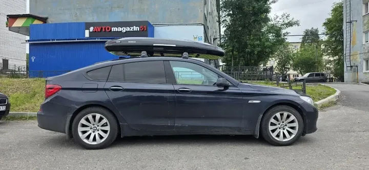 Чёрный автобокс ENROAD Nomadix Pro XXL Slim 450-E на BMW 5 Series GT — общий вид автомобиля с установленным автобоксом