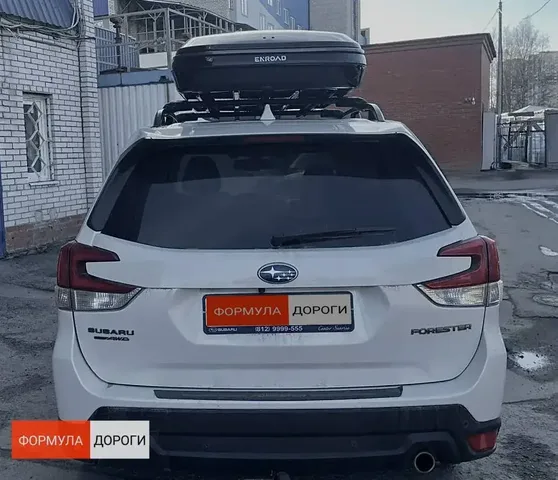 Чёрный автобокс ENROAD Nomadix Pro XL Slim 400 на Subaru Forester — вид автомобиля с установленным автобоксом, другой ракурс