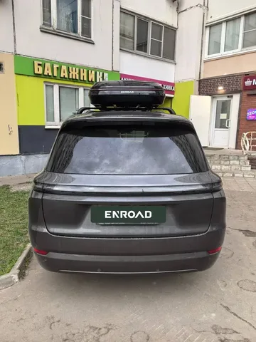Автобокс для Lixiang L9 — ENROAD Nomadix Pro XL Slim 400, цвет «Чёрный» — вид автомобиля с установленным автобоксом