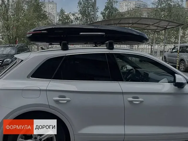 ENROAD на Audi Q5: автобокс ENROAD Nomadix Pro XL Slim 400-E, цвет «Чёрный» — дополнительный ракурс автомобиля с установленным автобоксом