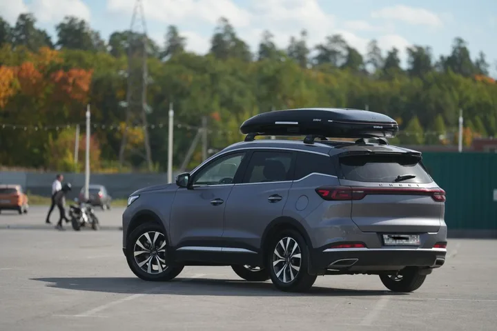 Бокс на крышу ENROAD Nomadix Pro XL Slim 400-E для Chery Tiggo 7, цвет «Чёрный» — общий ракурс автомобиля с установленным автобоксом