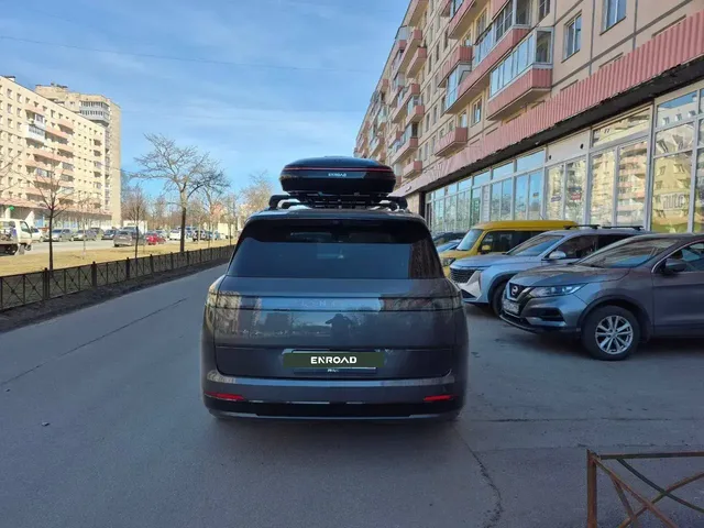 ENROAD на LYNK & CO 900: автобокс ENROAD Nomadix Pro XXL Slim-450, цвет «Чёрный» — дополнительный ракурс автомобиля с установленным автобоксом