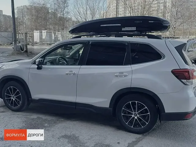 Чёрный автобокс ENROAD Nomadix Pro XL Slim 400 на Subaru Forester — общий вид автомобиля с установленным автобоксом