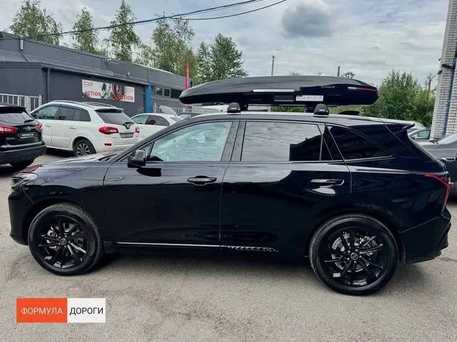 Бокс на крышу ENROAD Nomadix Pro XL Slim 400-E для Hongqi HS3, цвет «Чёрный» — общий ракурс автомобиля с установленным автобоксом