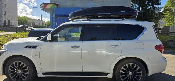 Бокс на крышу ENROAD Nomadix Pro XXL 600-E для Infiniti QX80, цвет «Чёрный» — общий ракурс автомобиля с установленным автобоксом