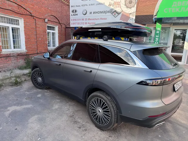 ENROAD на Chery Tiggo 9: автобокс ENROAD Nomadix Pro XL Slim 400, цвет «Чёрный» — дополнительный ракурс автомобиля с установленным автобоксом