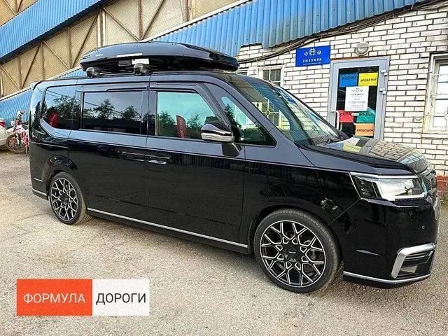 Чёрный автобокс ENROAD Nomadix Pro XL Slim 400-E на Honda STEPWGN — общий вид автомобиля с установленным автобоксом